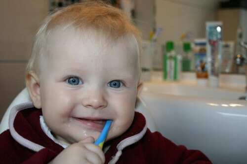 Pourquoi faut-il prendre soin des dents de lait des enfants ?