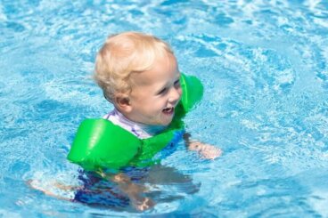 11 choses que vous devriez amener à la piscine pour votre bébé