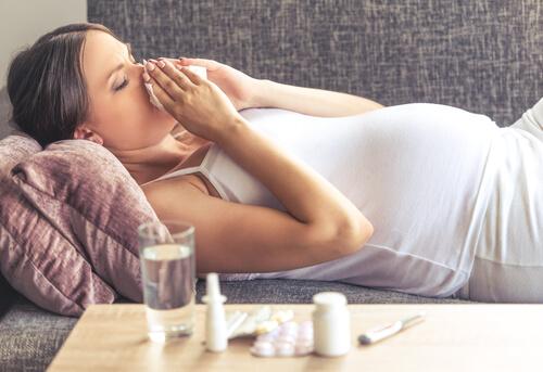 Rhume pendant la grossesse : symptômes et traitement