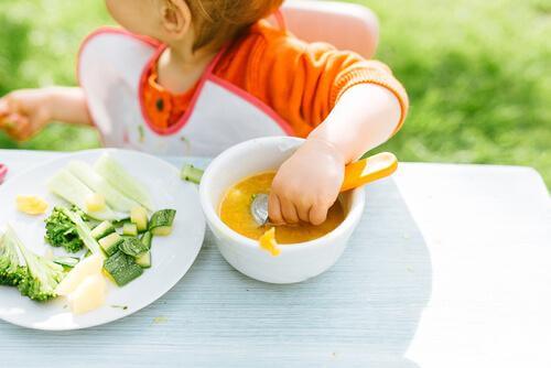 L'alimentation autonome du bébé : le laisser apprendre à manger seul ?