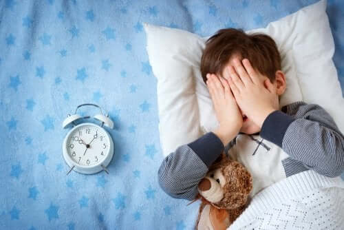 Mon enfant a peur de dormir ailleurs qu'à la maison : que faire ?
