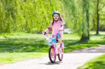 Pourquoi conseille-t-on d'apprendre aux enfants à faire du vélo ?