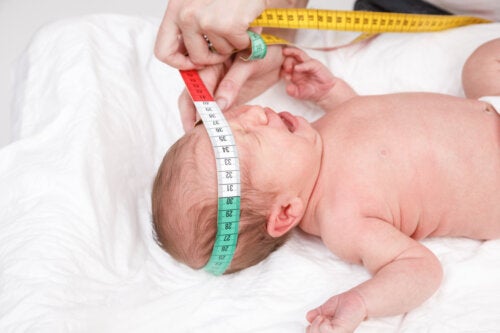 Pourquoi le pédiatre mesure-t-il la tête de votre bébé à la naissance ?