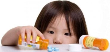 Dangers de laisser des médicaments à la portée des enfants
