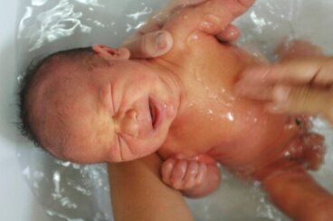 Pourquoi ne faut-il pas laver le bébé à la naissance?