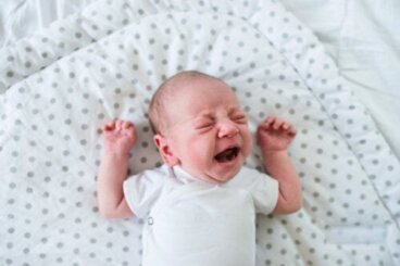 Pourquoi mon bébé se réveille-t-il en criant ou en pleurant ?