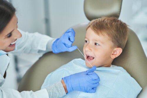 Les enfants peuvent-ils utiliser du fil dentaire ?