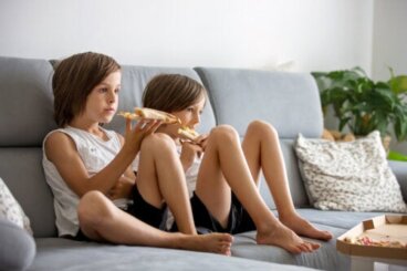 Comment éviter que les enfants ne mangent devant les écrans