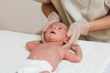 Comment prévenir la déformation de la tête chez un bébé?