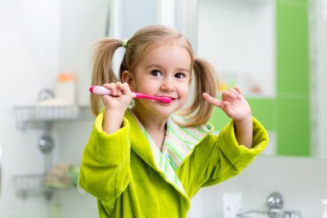 À quelle fréquence faut-il changer la brosse à dents d’un enfant ?
