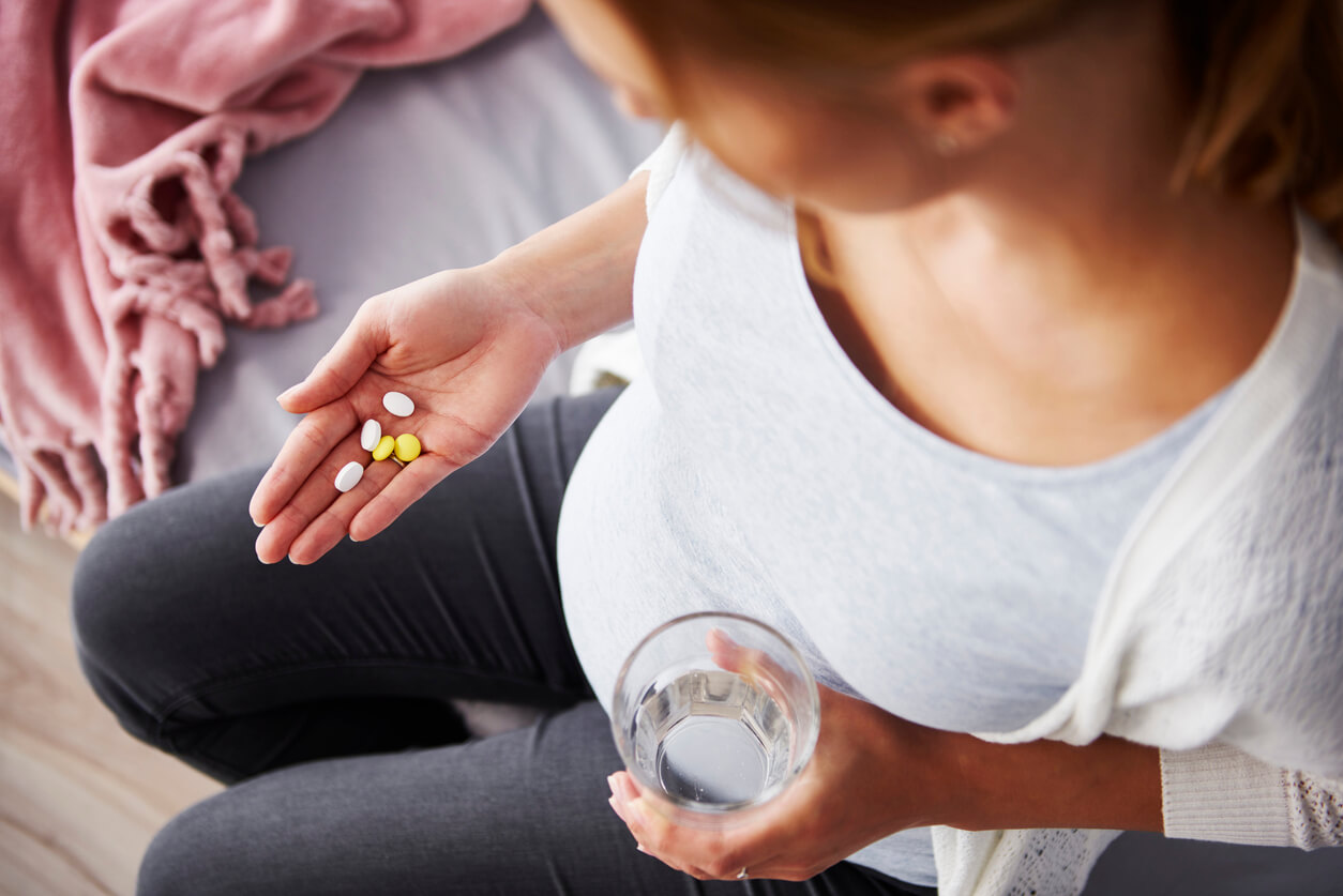 Une femme enceinte prenant des compléments.