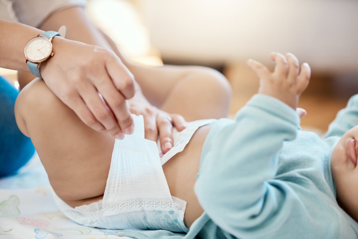 une femme changeant la couche d'un bébé