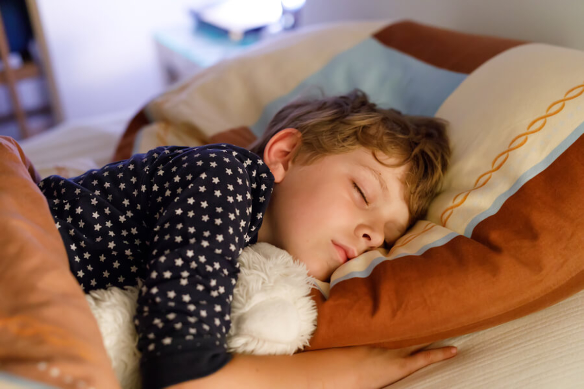  l'enfant avec son doudou