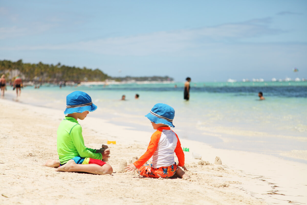Deux jeunes enfants à la plage.
